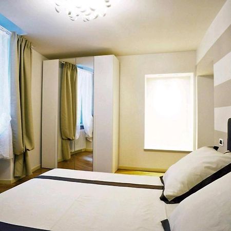 Ventuno - Modern Apartment - Country & Lake 로베레 외부 사진
