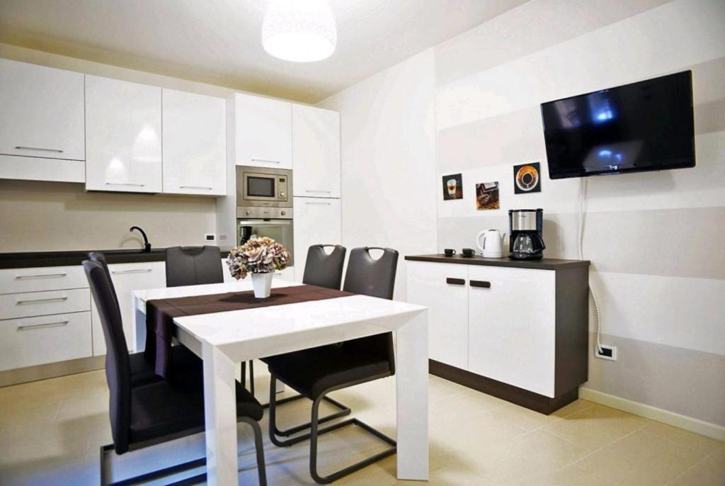 Ventuno - Modern Apartment - Country & Lake 로베레 외부 사진