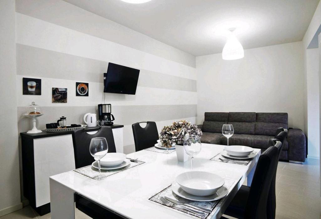Ventuno - Modern Apartment - Country & Lake 로베레 외부 사진
