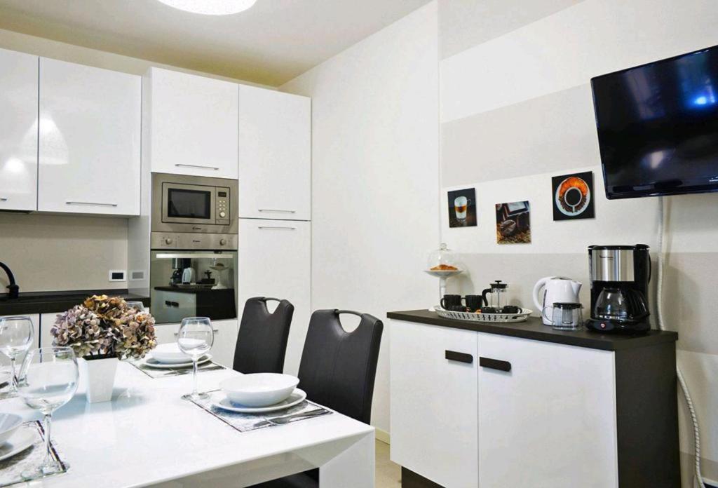 Ventuno - Modern Apartment - Country & Lake 로베레 외부 사진